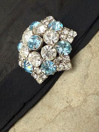 Spilla vintage con strass blu e argento