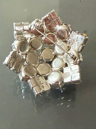 Spilla vintage con strass blu e argento