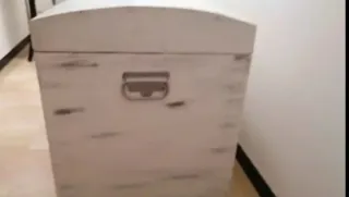 Baule in legno bianco con decorazioni oro