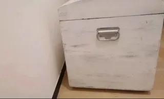 Baule in legno bianco con decorazioni oro