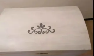 Baule in legno bianco con decorazioni oro