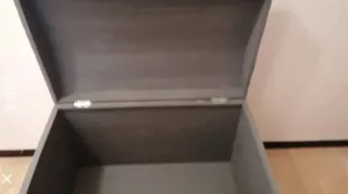 Baule in legno bianco con decorazioni oro