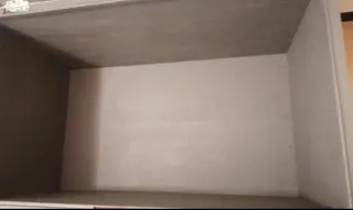 Baule in legno bianco con decorazioni oro