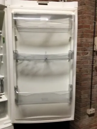 Frigorífico blanco con estantes