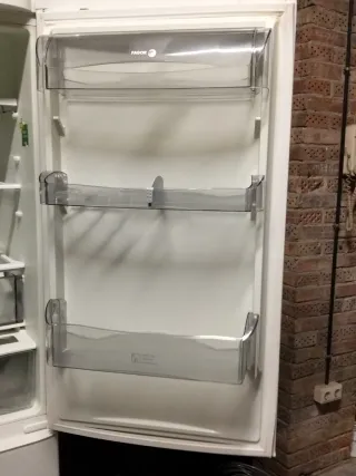 Frigorífico blanco con estantes