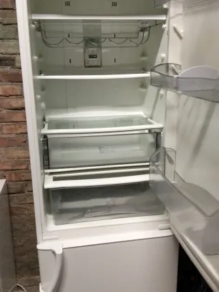 Frigorífico blanco con estantes