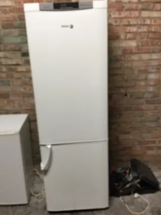 Frigorífico blanco con estantes