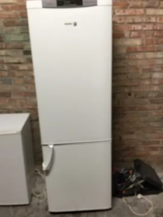 Frigorífico blanco con estantes