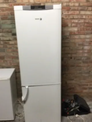 Frigorífico blanco con estantes