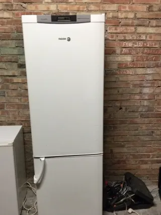 Frigorífico blanco con estantes