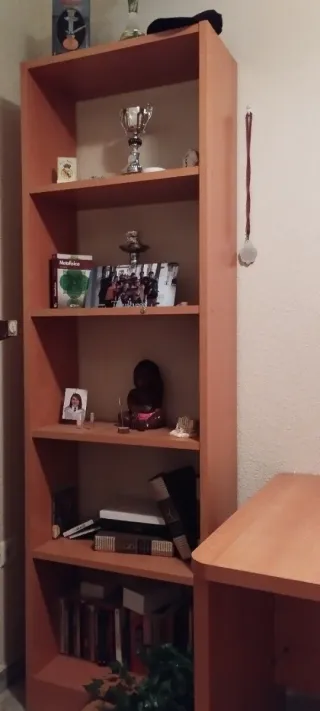 Estantería de madera como nueva
