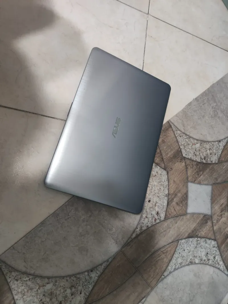 Laptop PC Asus i5 8GB RAM 15.6 256GB SSD afbeelding 2