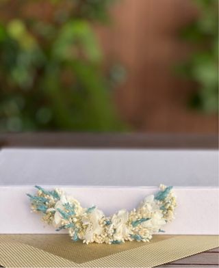 Tocado de flores preservadas