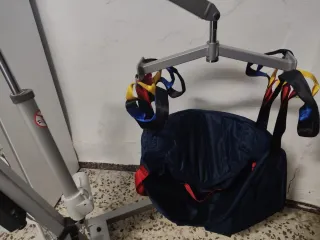 Grúa eléctrica con arnés