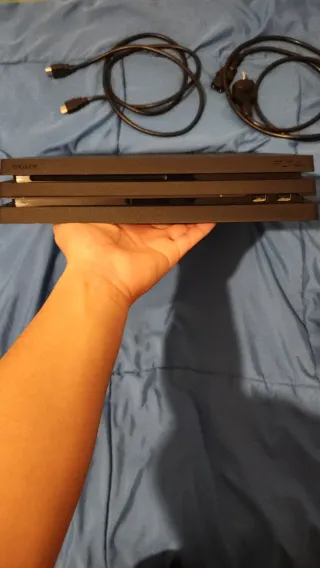 PS4 Pro 1TB + 14 Juegos