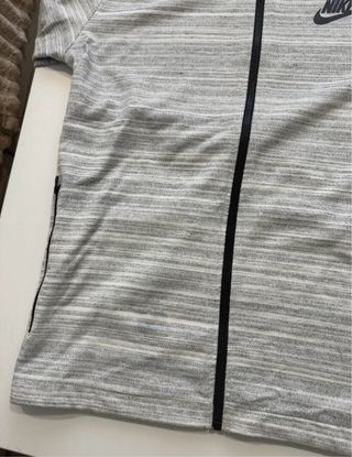 Chaqueta Nike gris y blanca
