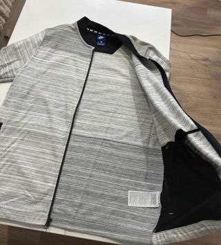 Chaqueta Nike gris y blanca