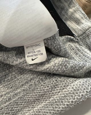 Chaqueta Nike gris y blanca