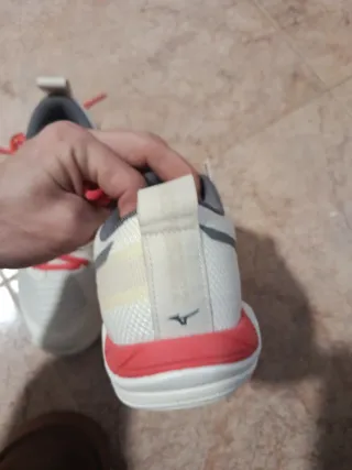 Zapatillas Mizuno Blancas y Rojas