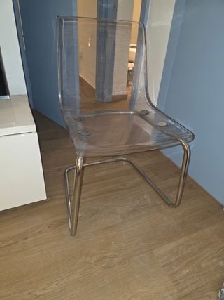 2 sillas transparentes y patas metalicas modernas