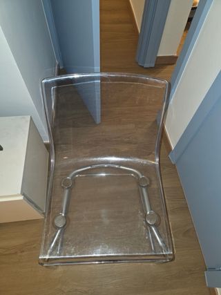 2 sillas transparentes y patas metalicas modernas