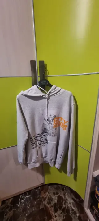 Sudadera gris con estampado naranja