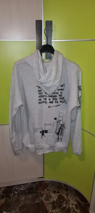 Sudadera gris con estampado naranja