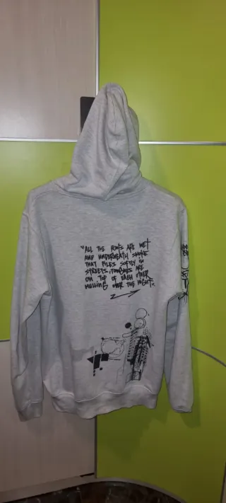 Sudadera gris con estampado naranja