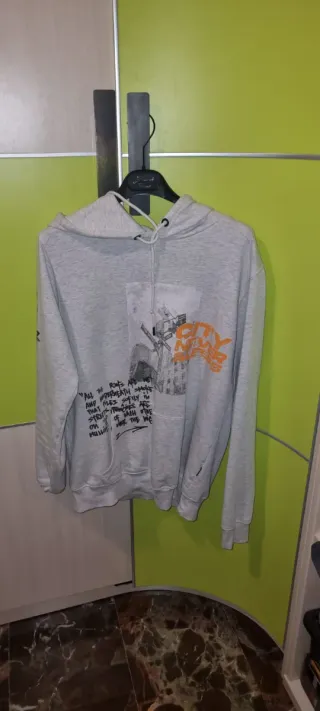 Sudadera gris con estampado naranja