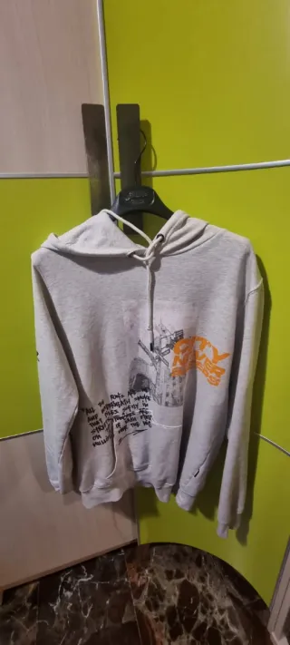 Sudadera gris con estampado naranja