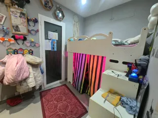 Litera blanca y multicolor de madera o cama alta