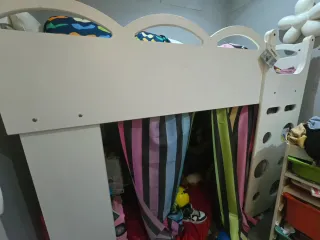 Litera blanca y multicolor de madera o cama alta