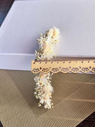 Tocado de flores preservadas