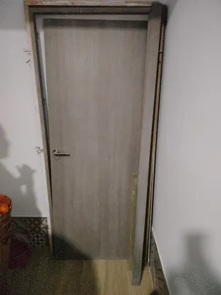 Puerta maciza con premarco y tapajuntas