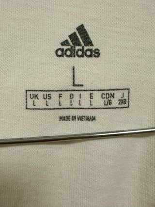 Camiseta Adidas blanca estilo oversize