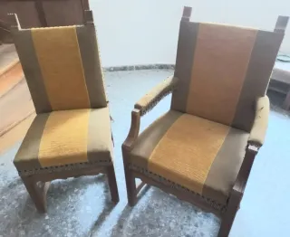 Butacón y silla antiguos a juego