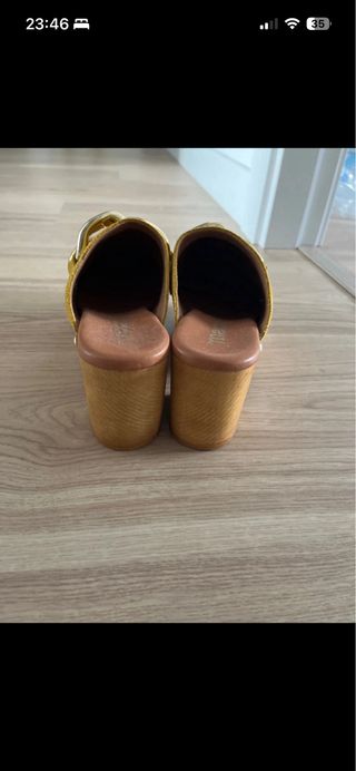 Zuecos amarillos con cadena dorada