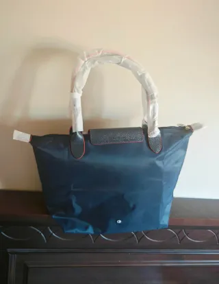 Le Pliage tamaño grande hombro. Color azul oscuro.