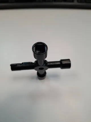 Llave de 4 puntas negra