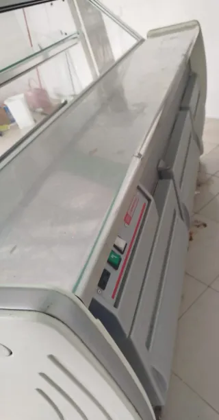 Vitrina pastelera o charcutera de 2 metros