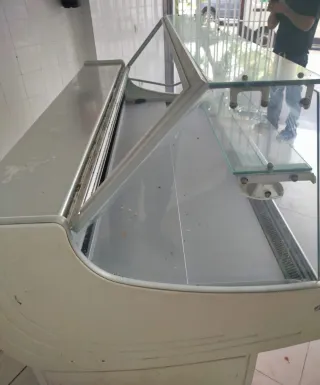 Vitrina pastelera o charcutera de 2 metros