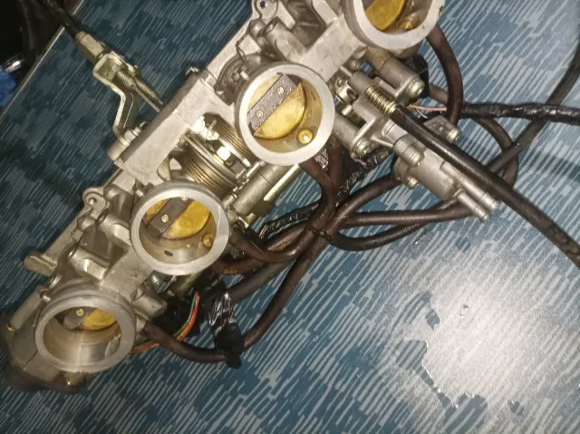 Inyección honda cbr600f f4i pc35 2002.