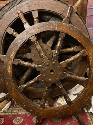 Timón de barco antiguo de madera