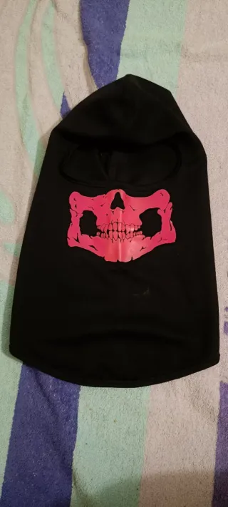 Passamontagna nero con teschio rosa