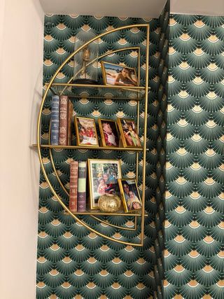 Estantería dorada con baldas de cristal 1mx 0,50