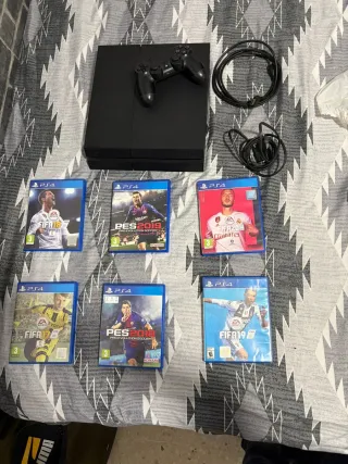 Consola PS4 Negra + 6 Juegos
