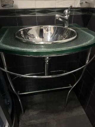 Mueble de baño con lavabo y grifo