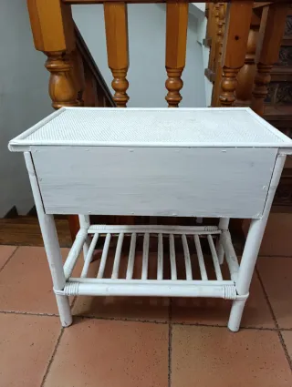 Mesita de noche de mimbre blanca