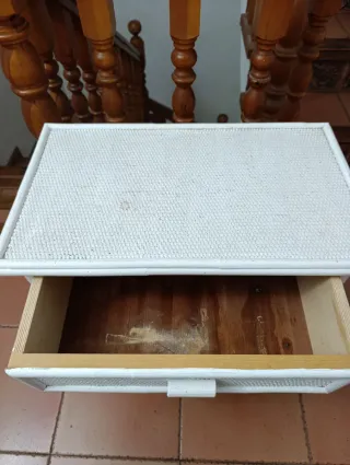 Mesita de noche de mimbre blanca
