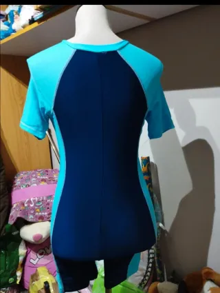 Traje de baño deportivo azul y turquesa